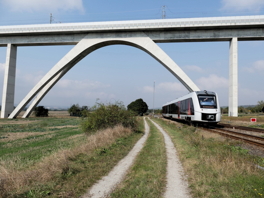 Unter der Unstruttalbr�cke der Neubaustrecke Erfurt - Halle/Leipzig f�hrt der Abellio 1648 937 am 19.09.2024 in Karsdorf als RB 80557 von Nebra nach Naumburg (S) Ost.