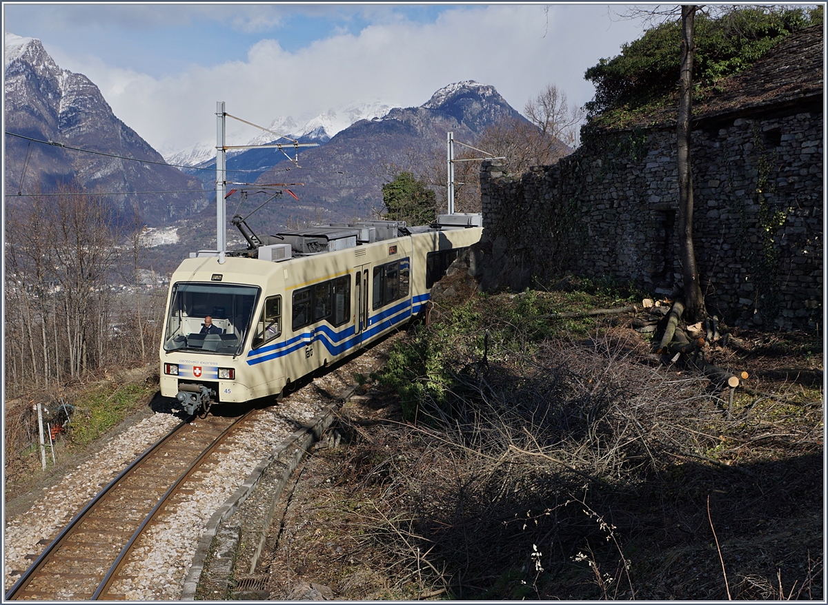 Unterhalb von Trontano zeigte sich der FART ABe 4/6 45 als  Centovalli-Express  120 unterwegs von Locarno nach Domodossola.
1. März 2017