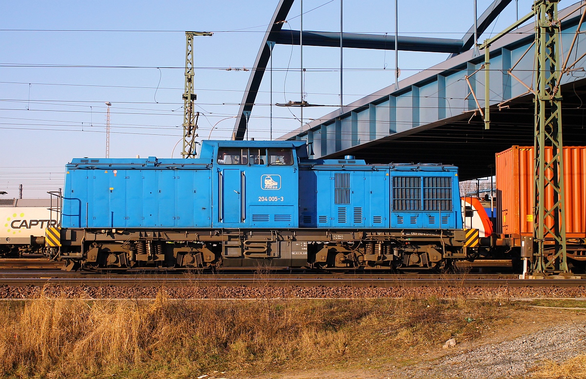 Unterwegs im Auftrag für Metrans dieselt hier die PRESS 204 005-3(92 80 1203 350-4, REV/LS X/02.11.10)mit nem Kistenzug unter der  blauen Brücke  in HH-Waltershof durch. Hamburg 06.02.2015