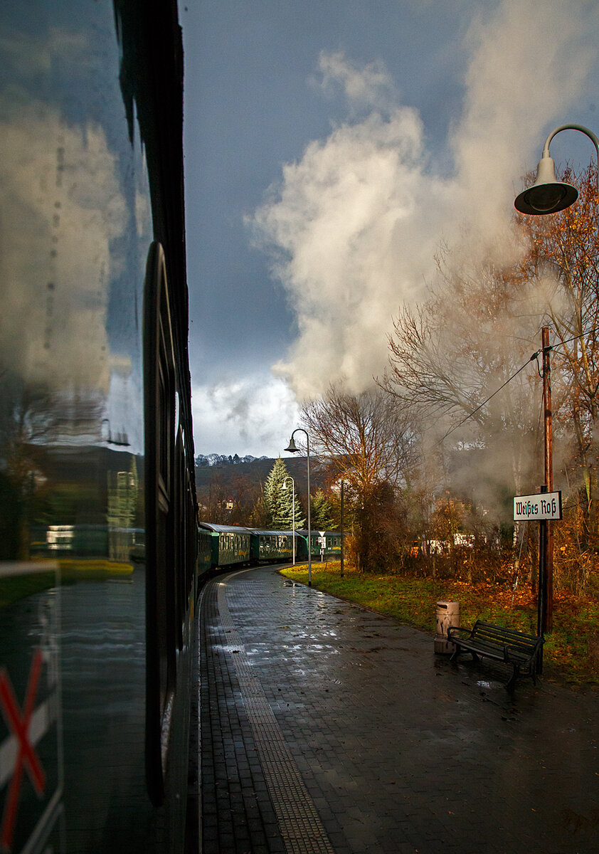 Unterwegs mit dem „Lnitzdackel“  bzw. mit der Lnitzgrundbahn, hier hlt am 07.12.2022 unser Zug, gezogen von der schsischen VII K (Altbau) 99 1761-6,  bei km 1,6 an dem Haltepunkt Weies Ro. 

Die Schmalspurbahn Radebeul Ost - Moritzburg - Radeburg ist eine schsische Schmalspurbahn in der Spurweite von 750 mm auerhalb der schsischen Landeshauptstadt Dresden. Fr die Strecke wird heute auch die 1998 vergebene Marketingbezeichnung Lnitzgrundbahn verwendet. Umgangssprachlich wird sie dagegen meist als Lnitzdackel (kurz auch Dackel) oder frher Grundwurm bezeichnet.
