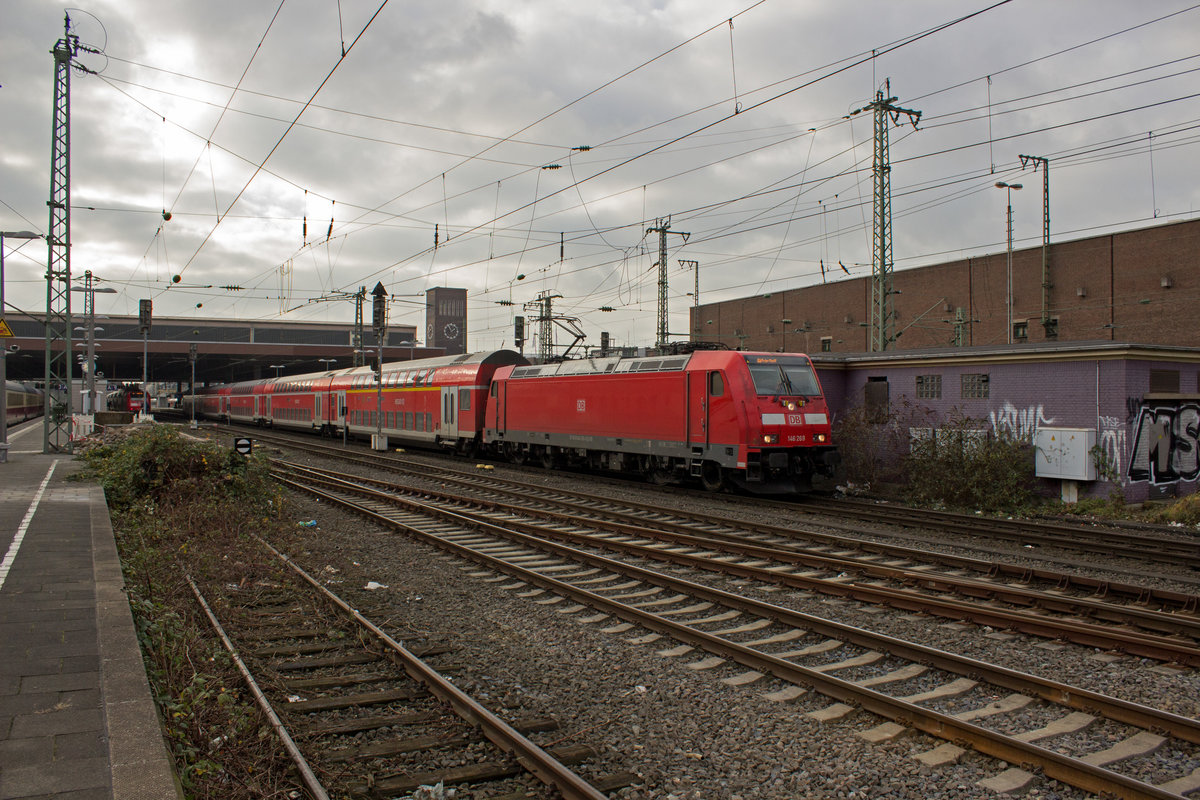 Unterwegs nach Minden ist 146 269, die hier mit einem RE6 den Düsseldorfer Hauptbahnhof verlässt.