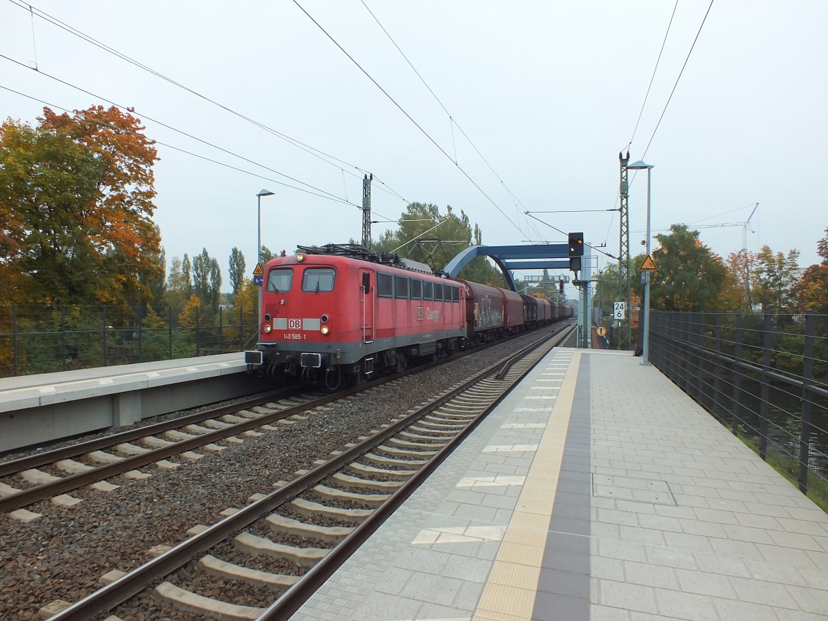 Unverhofft kommt oft und fr so ein Highlight lohnen sich auch zwei Stunden in der Klte stehen schon fast:
140 585 durchfhrt am 9.10.13 mit einem Gterzug nach Westen den Bahnhof Erkner.