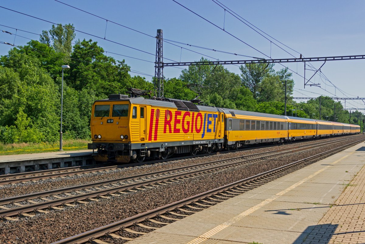 Unweit der Grenzen zur Slowakei und zu Polen gelegen ist Nvs einer der stlichsten Orte Tschechiens. Die Kleinstadt ist auerdem Ausgangspunkt fr einige RegioJet-Zge von und nach Prag, die ber Ostrava und Bohumn hierher verlngert werden. 162 117 erreicht bald den Zielbahnhof in Prag und hat damit Tschechien mehr als zur Hlfte durchquert.