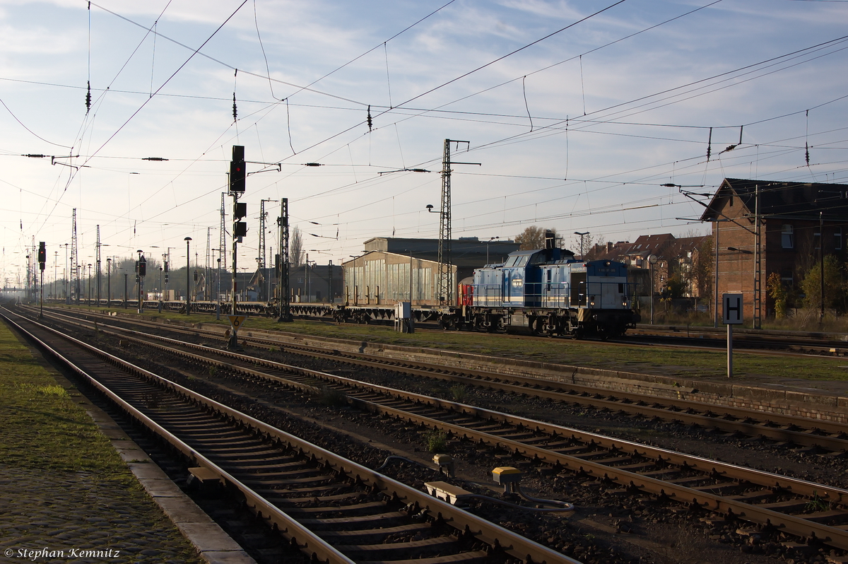 V 100-SP-005 (203 005-8) SLG - Spitzke Logistik GmbH mit einem leeren Schwellenzug, bei der Durchfahrt in Stendal und fuhr weiter in Richtung Rathenow. 28.10.2014