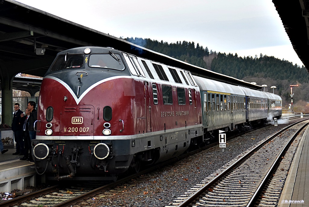 V 200 007 stand mit SDZ 68909 im bf goslar,05.15.12