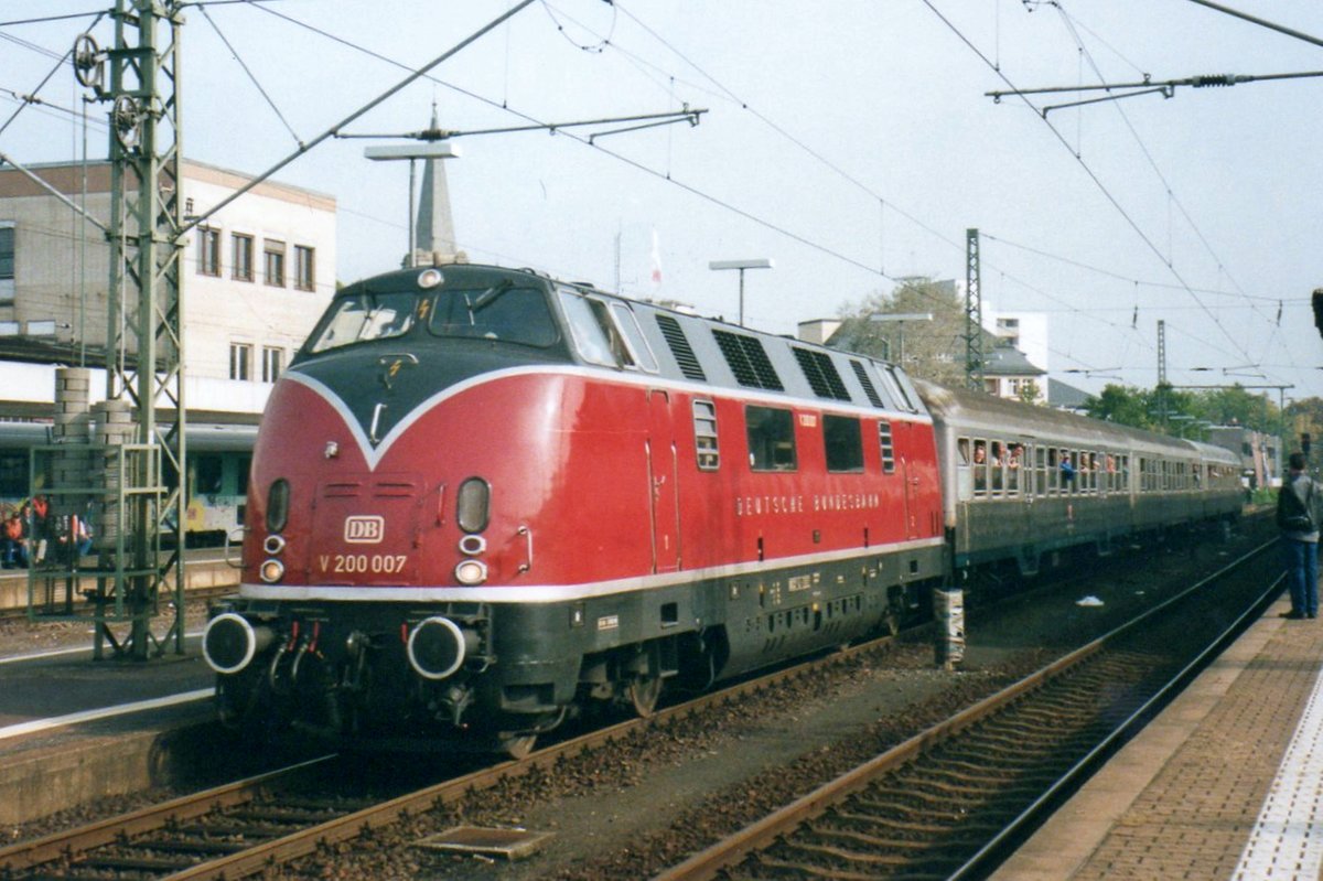 V 200 007 verlässt Limburg (Lahn) mit ein Sonderzug am 2 Oktober 2002. 