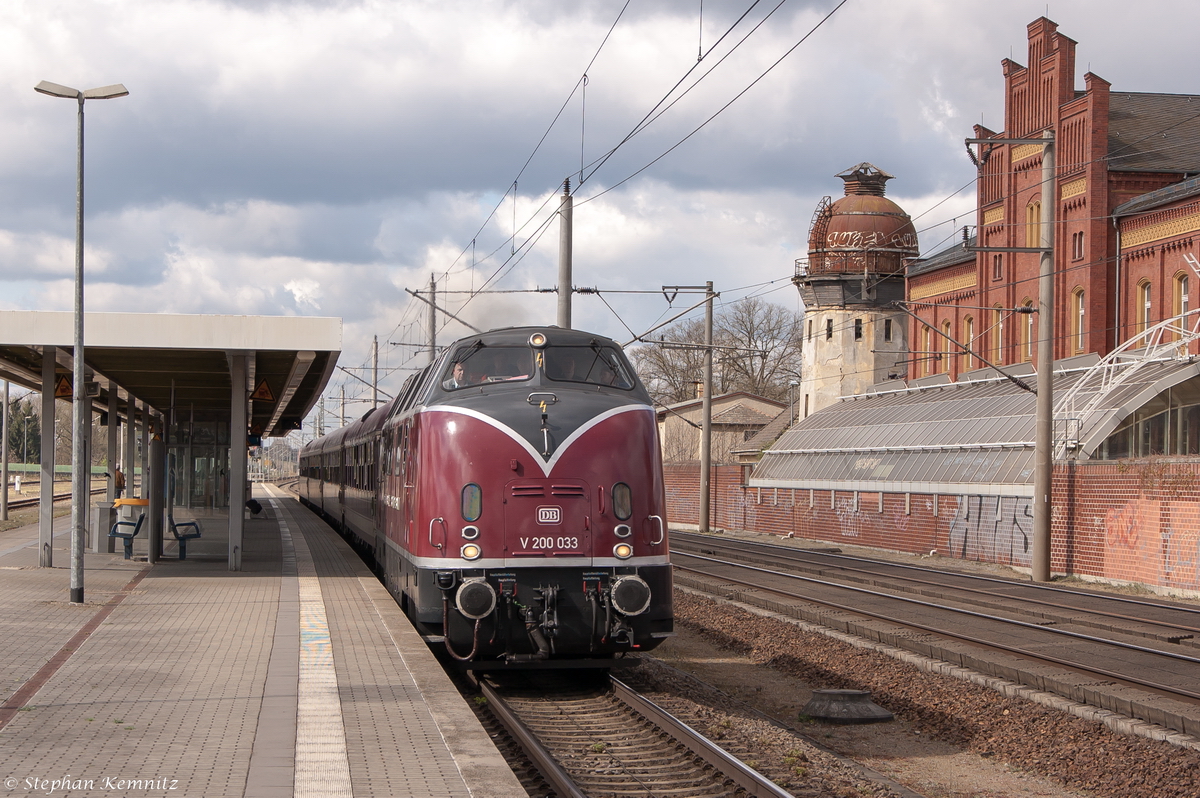 V 200 033 (220 033-5) MEH - Hammer Eisenbahnfreunde e. V. mit dem DPE 20358 von Hamm(Westf) nach Berlin Ostbahnhof, bei der Durchfahrt in Rathenow. 18.04.2015