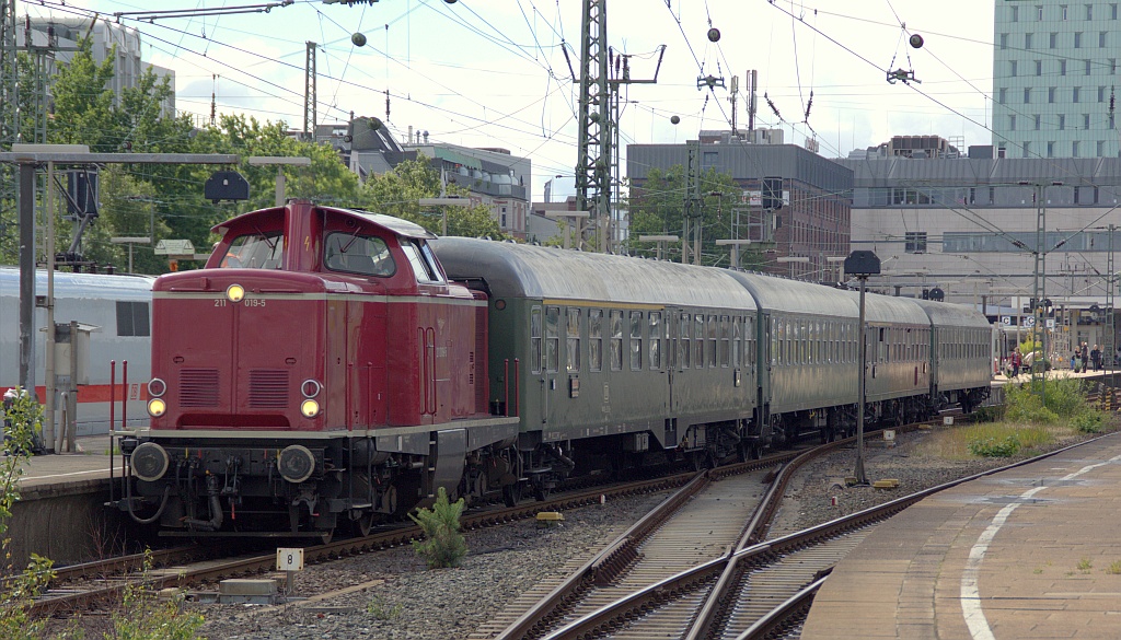 V100 1019/211 019-5 mit dem D 5911 aus Vienenburg auf dem Weg in die Abstellung im Bhf Hamburg-Altona. 15.07.12