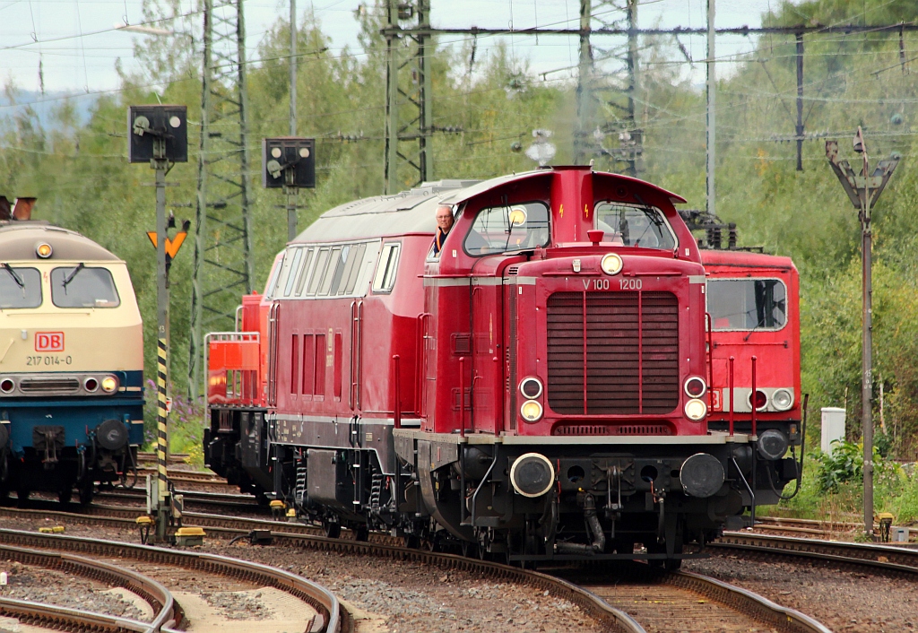 V100 1200/211 200-1 zog bei der Diesellokparade am 29.09.12 in Koblenz die V160 067 hinter sich her(überarbeitete Version).