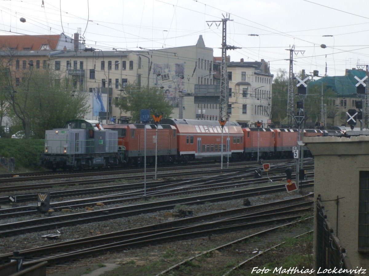 V100 Ost Hybridlok (eine umgebaute BR 202) beim Rangieren in Halle (Saale) 26.4.15