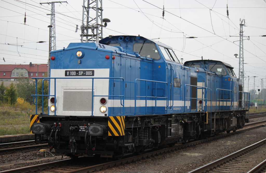 V100-SP-005+V100-SP-010 mussten am 05.10.2013 im Bahnhof Stendal vor Hp0 warten. 