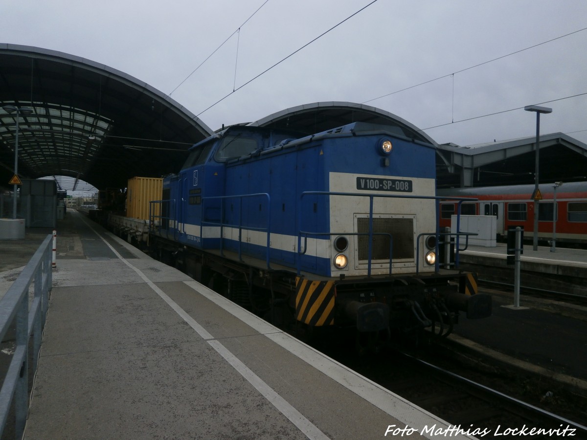 V100 - SP - 008 (203 128) der Firma Spitzke wartete im Hallenser Hbf auf die Weiterfahrt am 3.1.15