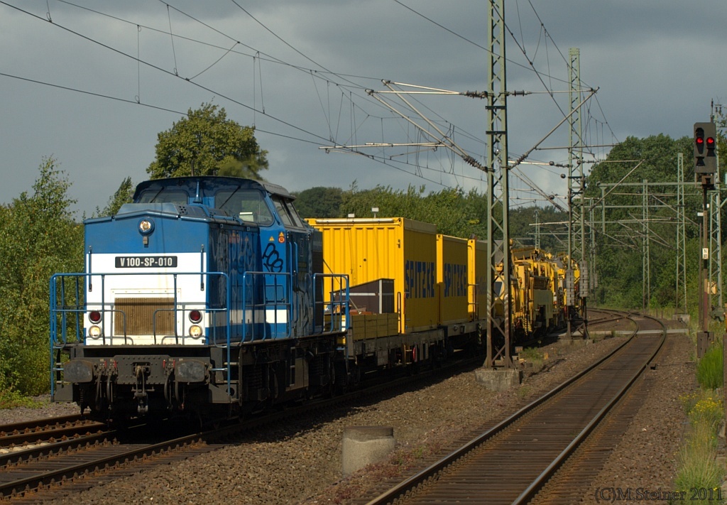 V100-SP-010/203 146-6 mit Spitzke Bauzug bei der Durchfahrt in Schleswig. 10.08.2011