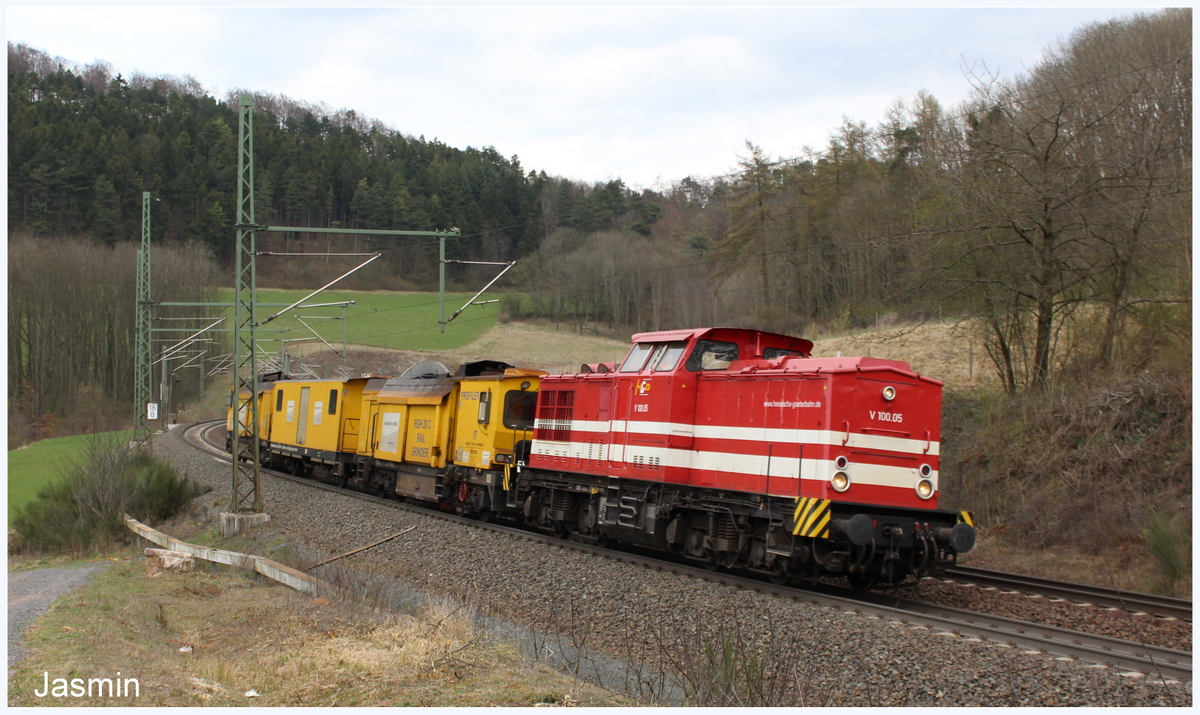 V100.05 der HGB mit Bauzug am 11.04.15 am Ramholztunnel