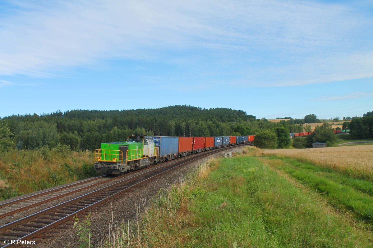 V1700.03 zieht den Wiesau Containerzug bei Lengenfeld. 05.08.17