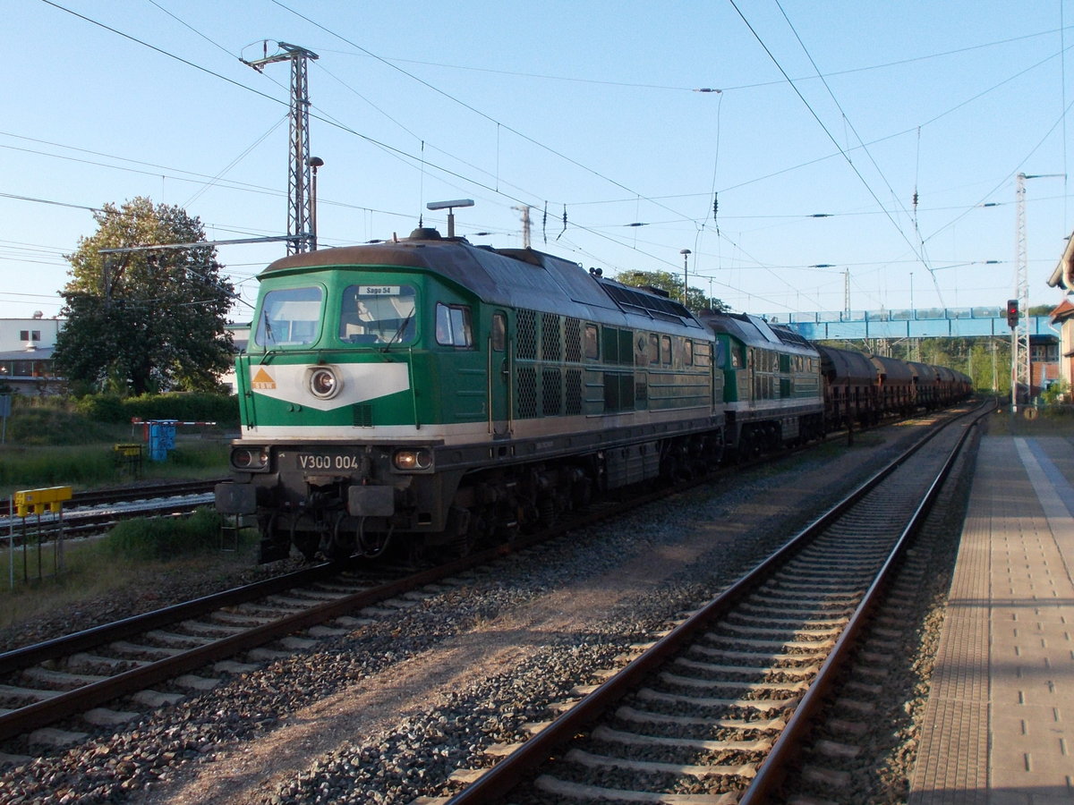 V300 004 und V300 003,am 25.Mai 2016,bei der Durchfahrt am Abend durch Bergen/Rügen.