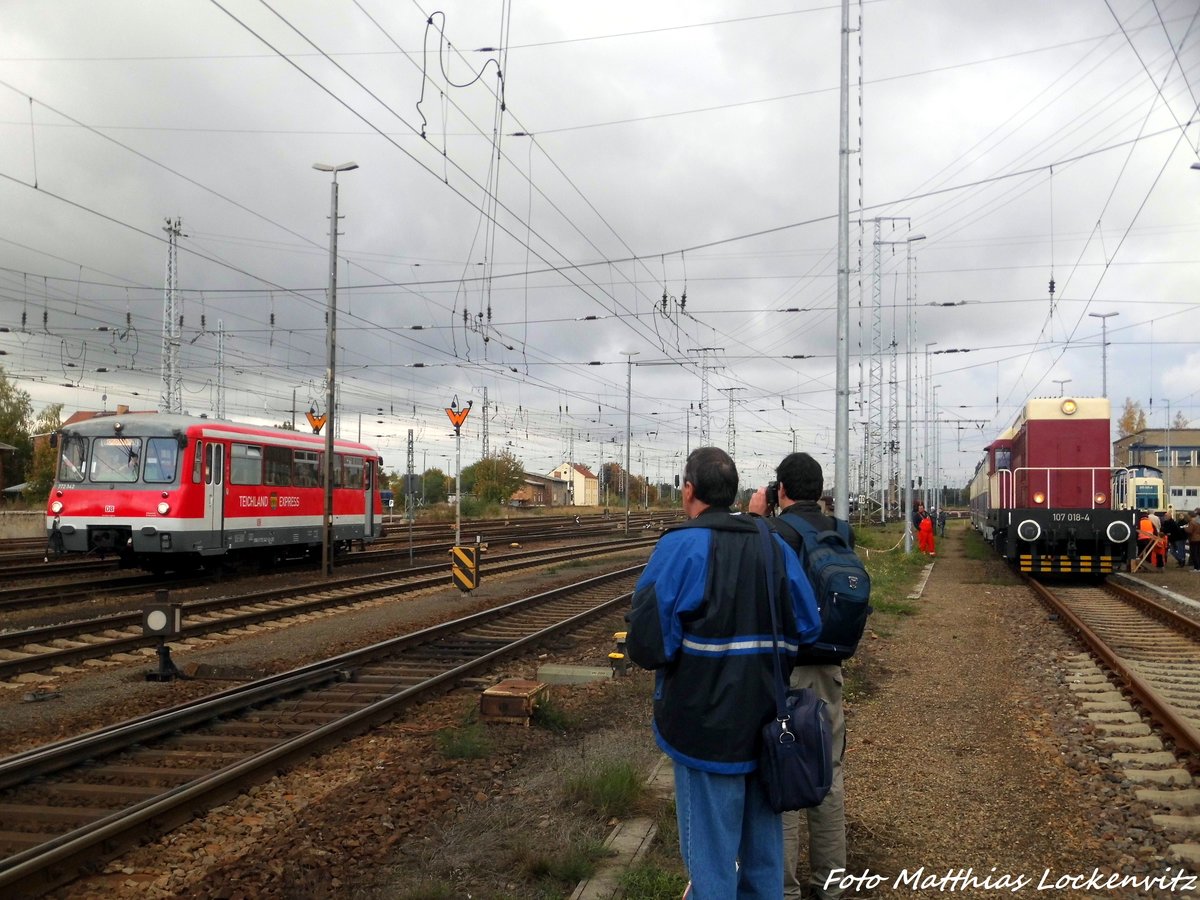 V75 018 (107 018) mit dem SVT 137 234 und 772 342 in Falkenberg/Elster am 9.10.16