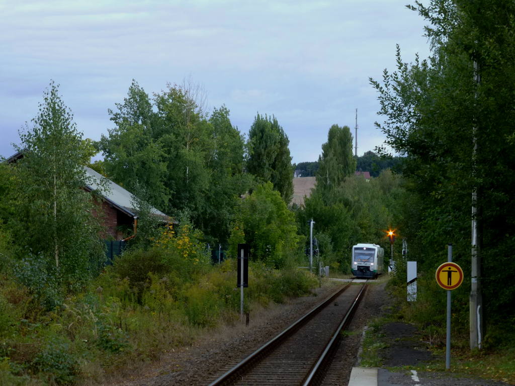 VBG VT 53 biegt am 2.10.16 um die Kurve in der Einfahrt von Gera-Ost (ehem. Zwötzen Sächs. Stb.). Die Strecke verlor zum Fahrplanwechsel 16/17 ihren Verkehr, die Züge fahren nun über den Bahnhof Gera-Zwötzen.