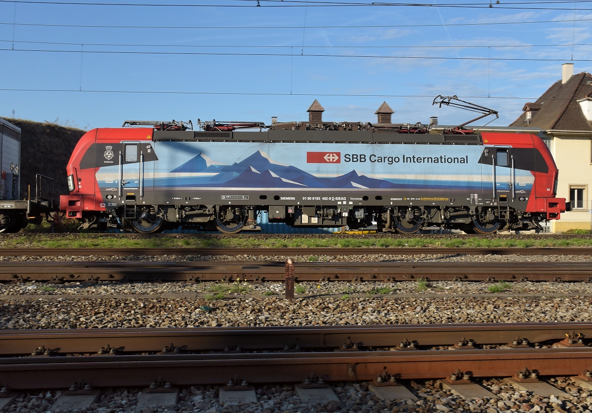 Vectroneninvasion: 193 463 der LokRoll fährt für die SBB, geleast, während eigene Loks reihenweise zu Thommen wandern. Pratteln, November 2018