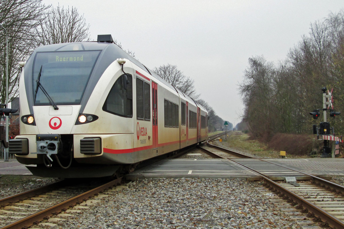 Veolia 353 treft am 11 februar 2015 in Reuver ein. Das Bild wurde vom Bahnsteig aus mit zoom genommen.