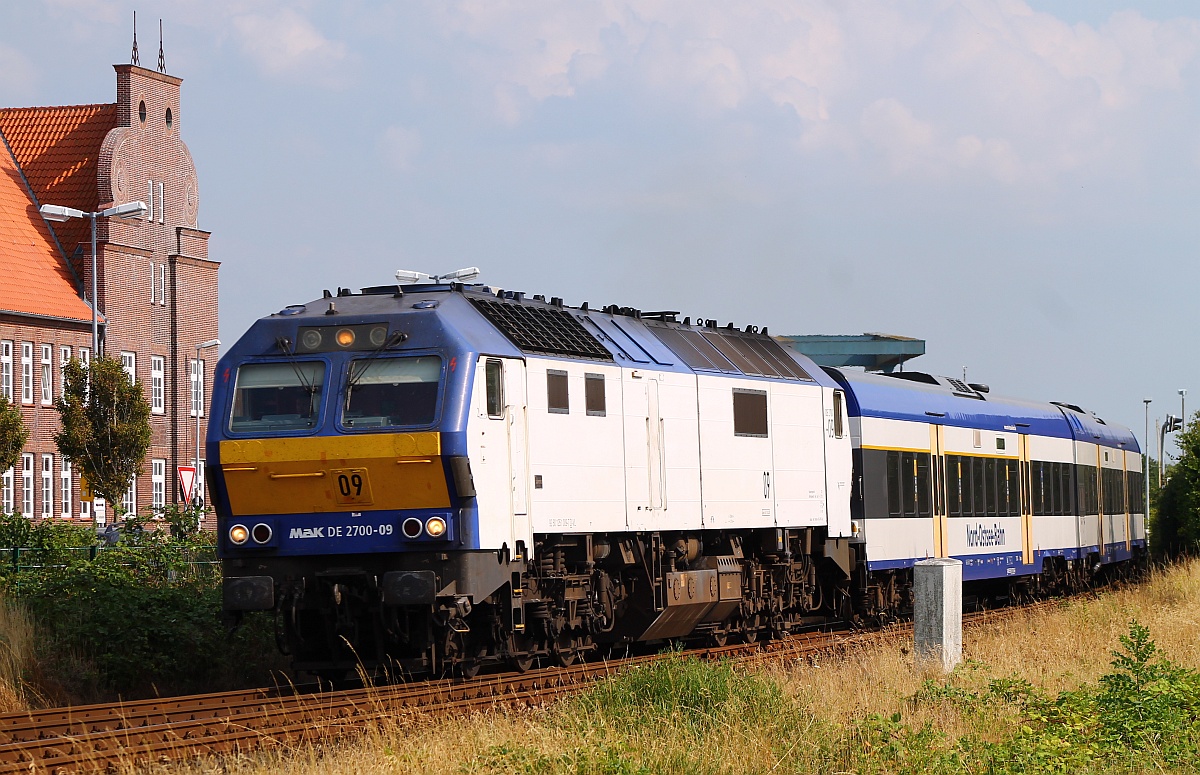 Veolia/NOB 251 009-7/MaK DE 2700-09 dieselt hier mit einer NOB nach Westerland durch Husum. 01.08.2014