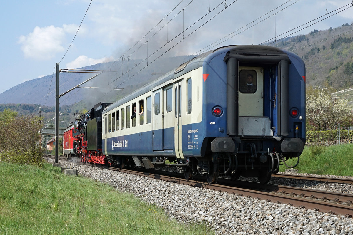 Verein Pacific 01 202.
Nachdem die Trieb- und Kuppelstangen der 01 202 aus Meiningen zurck und wieder montiert sind, fand am 22. April 2021 die geplante Probefahrt rund um den Bielersee statt.
Der Testzug bestand zustzlich aus der Re 4/4 l 10009, ehemals SBB und einem BD, ehemals BLS.
Bei Cressier.
Foto: Walter Ruetsch