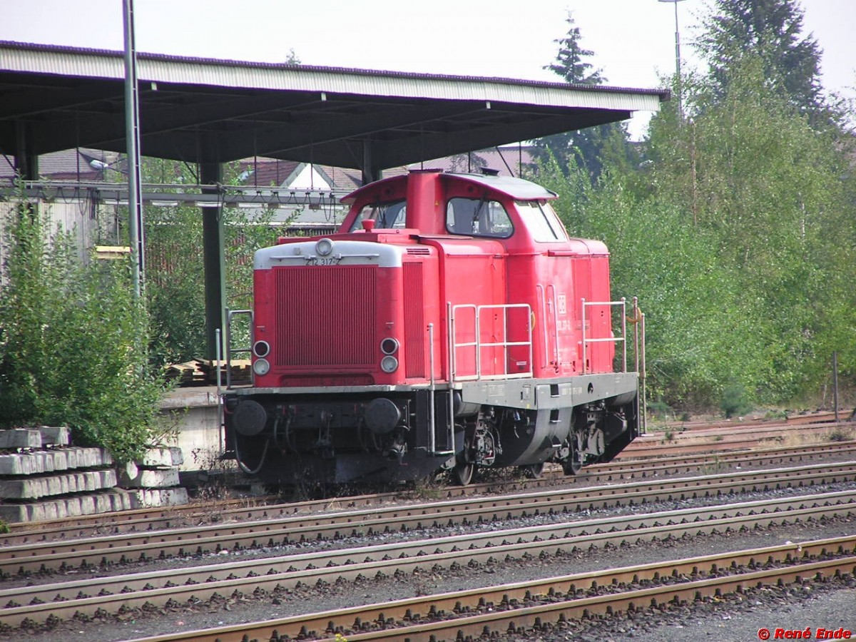 Verkehrsrote V100, alias 212 317 in Weiden/OPf.