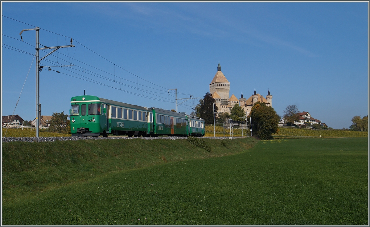 Verkehrtrum gereiht - wohl frs Jubilum - verkehrte dieser BAM Zug bei Chteau de Vufflens Richtung Morges.
20. Okt. 2015