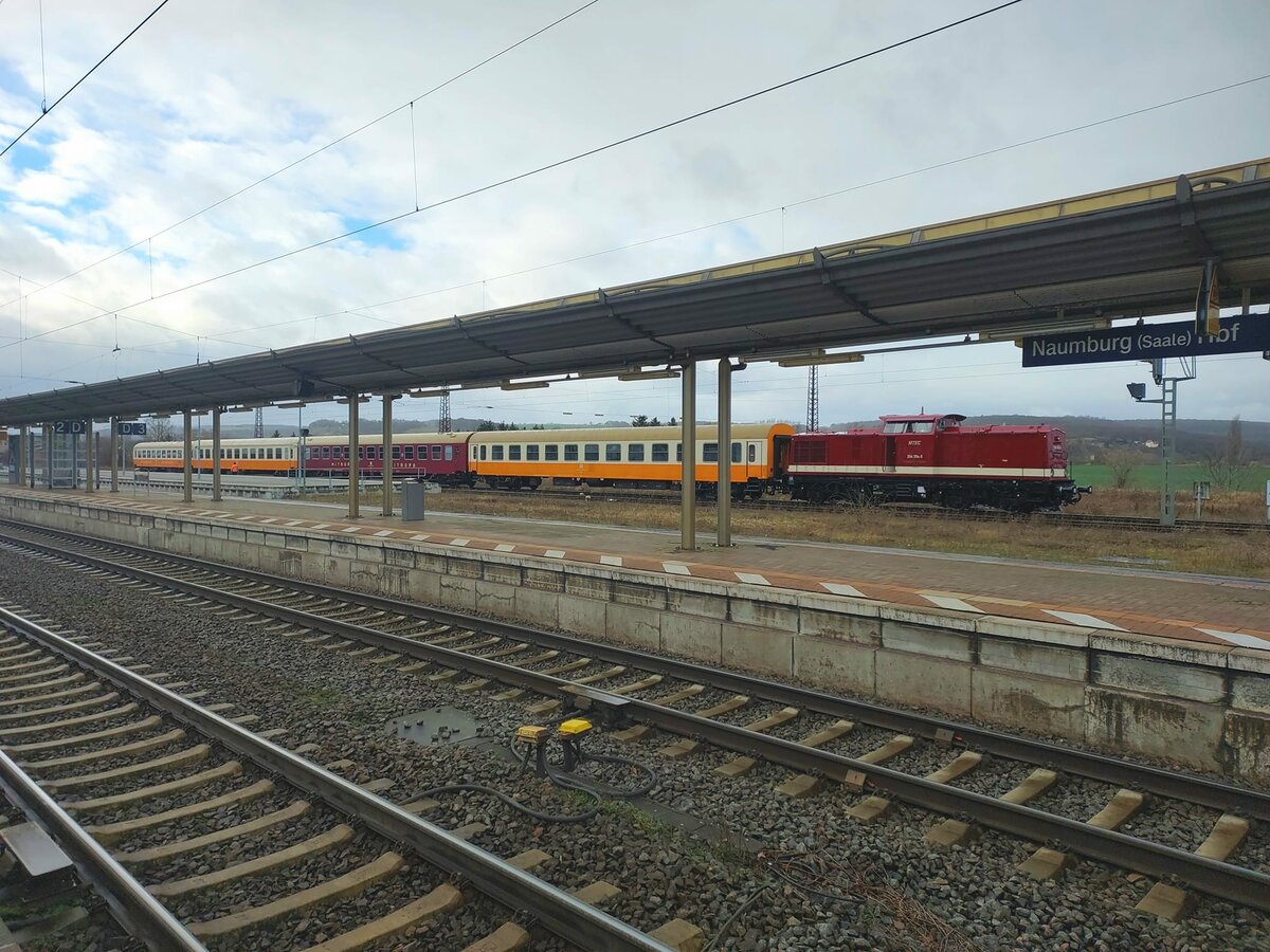 Vermutlich für die morgige PRESS-Mitarbeiterfahrt überführte die PRESS 204 354-5 am 04.01.2024 in Naumburg (S) Hbf einige EBS-Städteexpresswagen Richtung Sachsen. (Foto: Maik Köhler)
