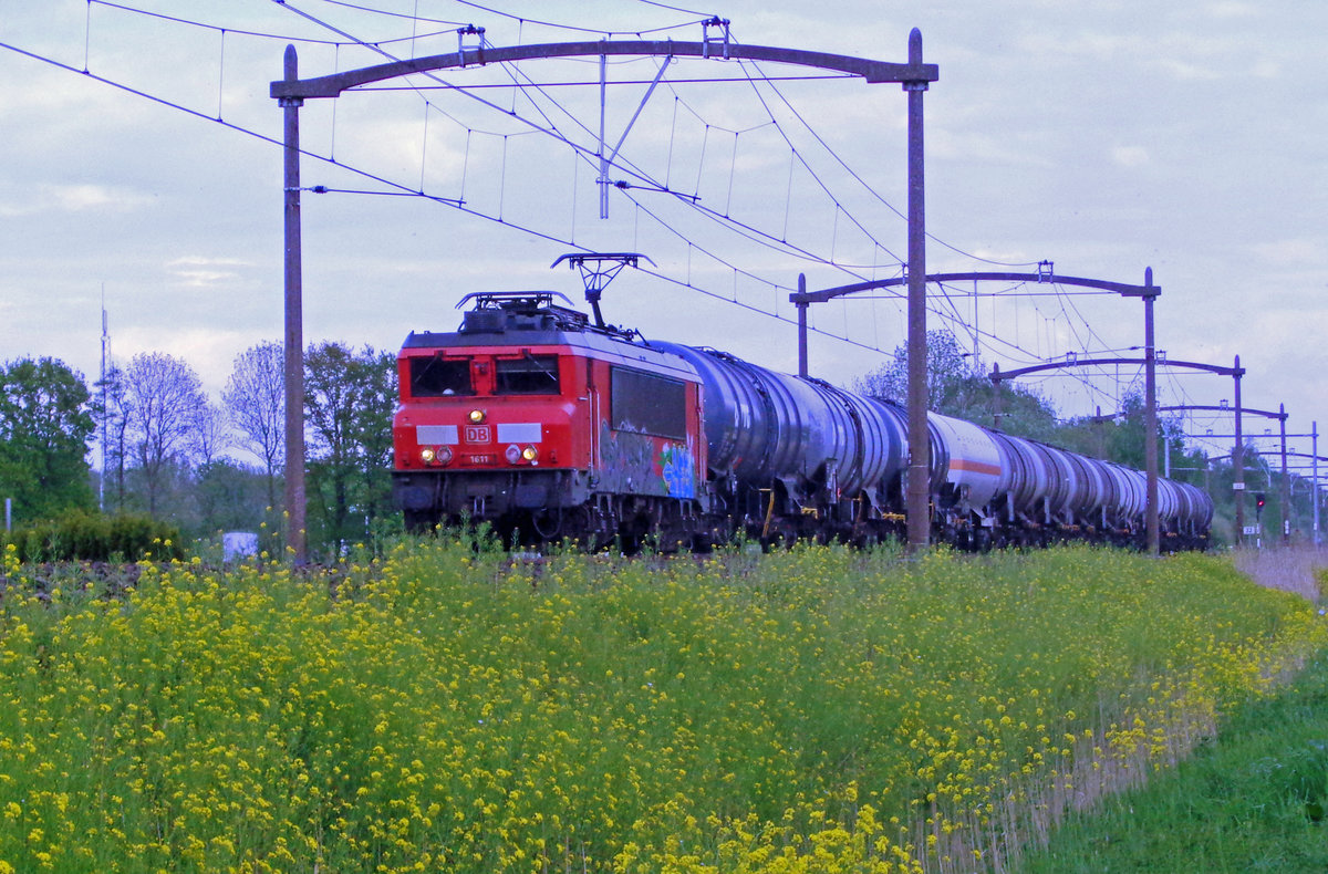 Verschmierter ex-NS 1611 'VENLO' schleppt ein Kesselwagenzug bei Oisterwijk am 27 April 2019. 