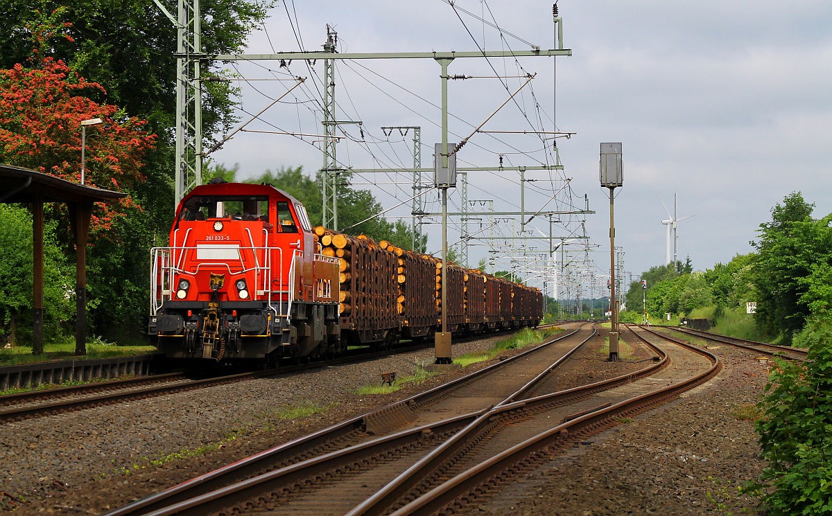 Version 2: DB 261 033-5 mit dem EK 53367(AFW-AN G)bestehend aus 10 beladenen Snps5 Wagen dieselt hier im Höchsttempo durch Jübek. 24.05.2014