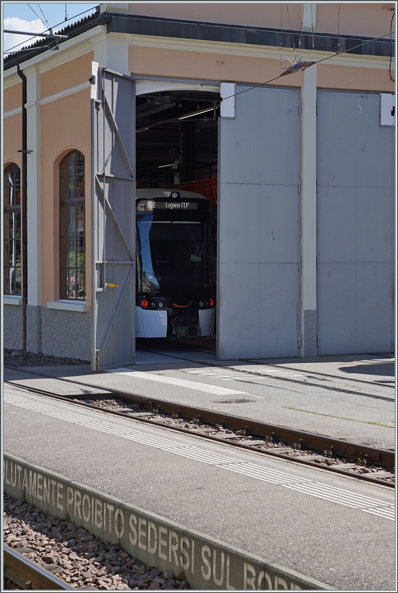 Versteckt aus dem Dépôt lächelt ein neuer FLP Be 6/8 heraus.

Agno, den 23. Juni 2021