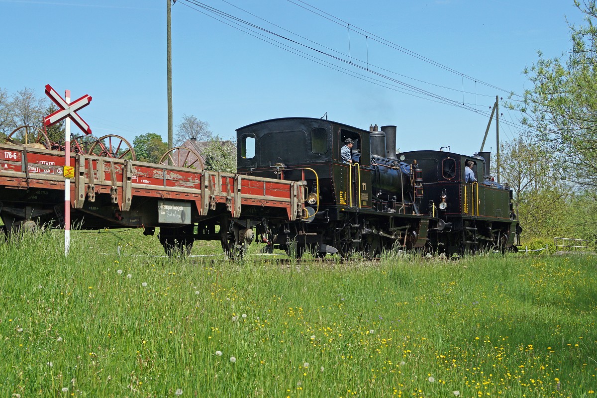 VHE: Auf der auf Busbetrieb umgestellten Teilstrecke Sumiswald Grünen - Huttwil verkehren wieder Dampfzüge. Am 10. Mai 2015 waren mehrere Dampfzüge unterwegs  von DBB und VHE. VHE Dampfzug mit der Doppeltraktion Ed 3/4 2 ehemals SMB und der Ed 3/4 Nr. 11 ehemals LHB bei Dürrenroht auf Muttertagsfahrt.
Foto: Walter Ruetsch