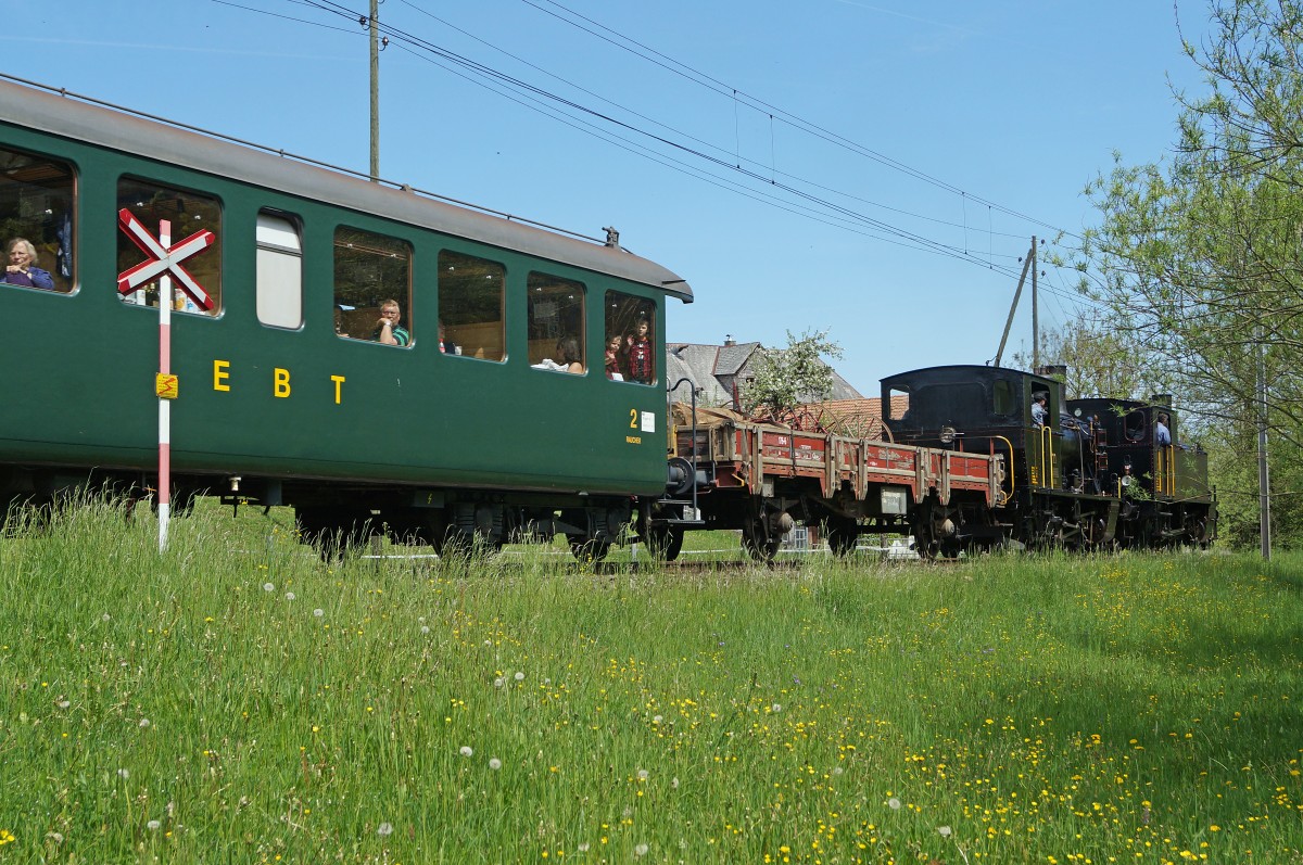 VHE: Auf der auf Busbetrieb umgestellten Teilstrecke Sumiswald Grnen - Huttwil verkehren wieder Dampfzge. Am 10. Mai 2015 waren mehrere Dampfzge unterwegs  von DBB und VHE. VHE Dampfzug mit der Doppeltraktion Ed 3/4 2 ehemals SMB und der Ed 3/4 Nr. 11 ehemals LHB bei Drrenroht auf Muttertagsfahrt.
Foto: Walter Ruetsch