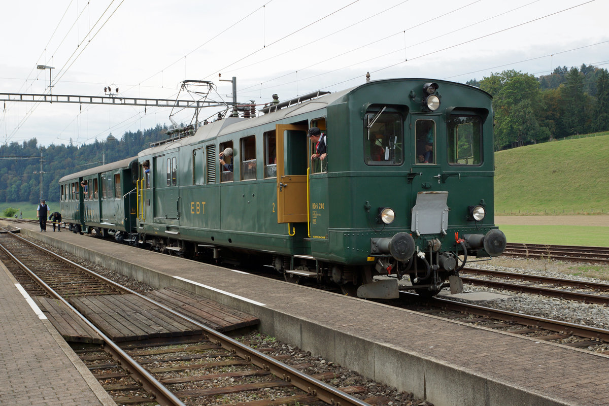 VHE/ Verein Historische Eisenbahn Emmental:
Anlässlich der Huttwiler Dampftage 2016 fand am 1. Oktober ein interessantes Triebwagentreffen statt.
Jungfernfahrt des frisch aufgearbeiteten ABDi 722 mit dem VHE BDe 2/4 240, ehemals EBT, auf der Museumsstrecke Sumiswald-Huttwil.
Foto: Walter Ruetsch