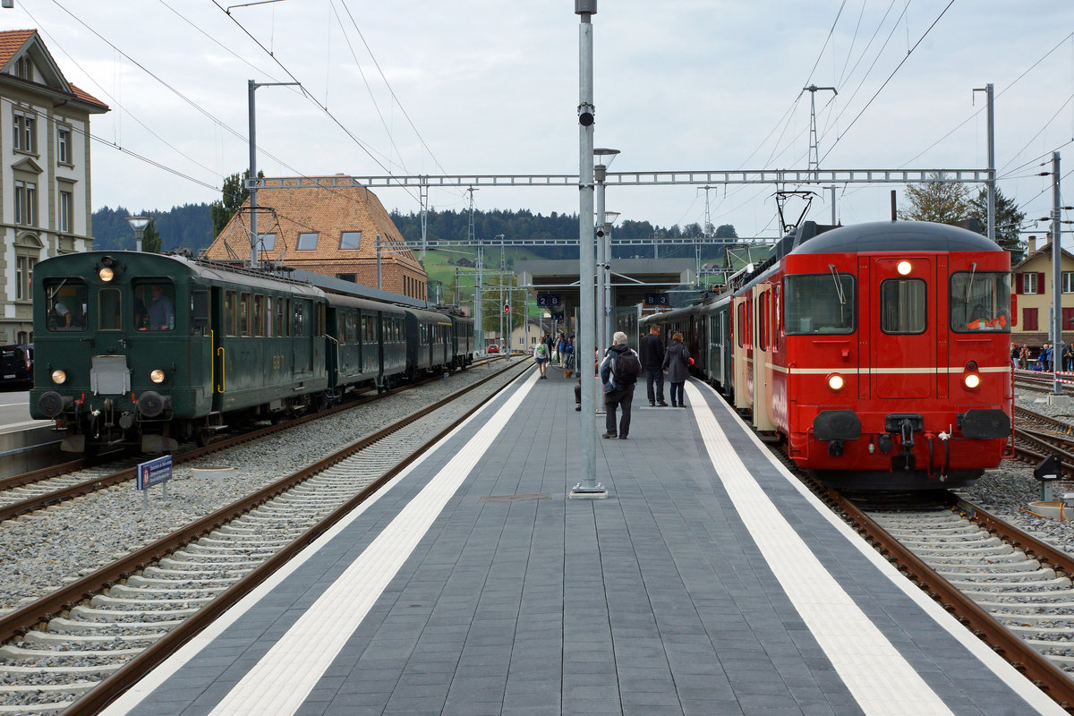 VHE/ Verein Historische Eisenbahn Emmental:
Anlässlich der Huttwiler Dampftage 2016 fand am 1. Oktober ein interessantes Triebwagentreffen statt.
Nur für einen sehr kurzen Moment fotografierbar war in Huttwil dank einem Rangiermanöver ein historischer 4-Wagenzug mit den BDe 2/4 240 und dem BDe 3/4 43 an beiden Einden neben dem ZMB BDe 4/4 92, ehemals SZU.  
Foto: Walter Ruetsch