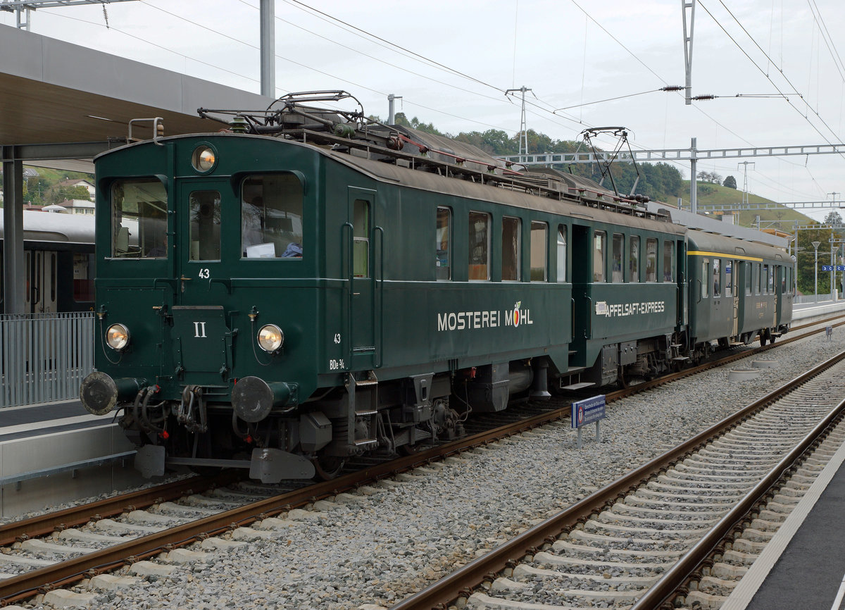 VHE/ Verein Historische Eisenbahn Emmental:
Anlsslich der Huttwiler Dampftage 2016 fand am 1. Oktober ein interessantes Triebwagentreffen statt.
Sonderzug mit dem BDe 3/4 43 in Huttwil kurz vor der Abfahrt nach Sumiswald.
Foto: Walter Ruetsch