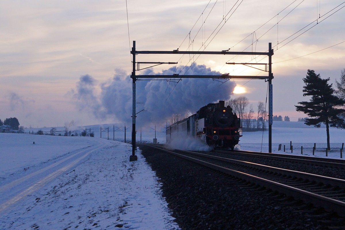 VHE: Winterdampf in der Region Oberaargau. Burgdorfer-Fonduefahrt 2014 mit der ex DB BR 64518 (BUBIKOPF) der VHE. Anlsslich ihrer vorlufig letzten Fahrt, wurde die schne Lok am spten Abend des 25. Januar 2014 noch einmal bei Niederbipp  unter Volldampf  im Bilde festgehalten. Infolge einer grsseren Revision wird sie fr ca. 2 Jahre aus dem Betrieb zurckgezogen.
Foto: Walter Ruetsch 