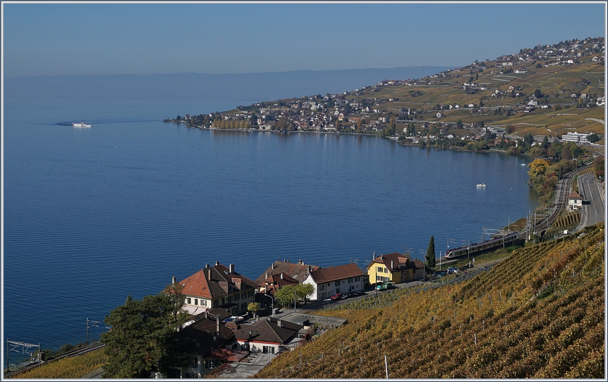 Viel Landschaft, ein Schaufelraddampfer und ein SBB RABe 523 im Lauvaux bei Cully/Epesses.

18. Okt. 2018