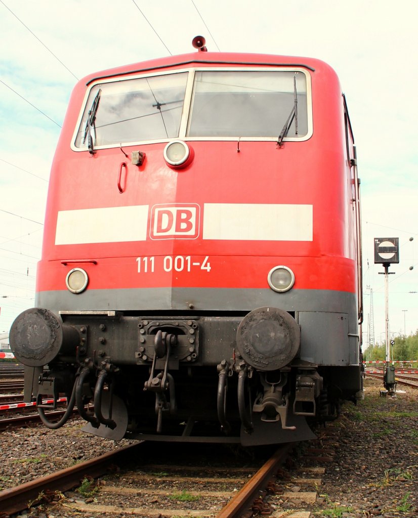 Viele ihrer Schwestern werden den Verschrottungswahn der DB nicht überleben, zum Glück aber wurde 111 001-4 vom DB Museum Koblenz in Obhut genommen. 29.09.2012(üaV)