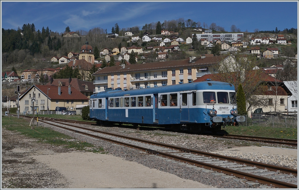 Viele Jahre später begegnet mir der SNCF X 2816 erneut, diesmal in Morteau. Die X 2800 wurden ab 1957 bei Decauville (X 2801 - X 2816) so wie bei Renault X 2817 - X 2919) gebaut, also insgesamt 119 Stück. Die letzten X 2800 verkehrten noch bis 2009 im regulären Verkehr. Der hier zu sehende X ABD 2816 gehört der  Assosiation l'autrail X2800 du Haut Doubs  und ist im Rahmen einer Ostersonderfahrt in Morteau beim Rangieren zu sehen. (Standpunkt: am Zaun, auf dem Parkplatz beim Bahnhof) 16. April 2022

16. April 2022