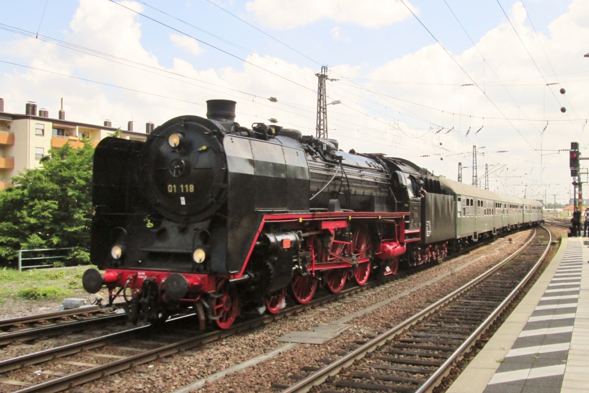 Vielleicht -leider- der letzte Plandampfspektakel in Rheinland-Pflz? Am 1 Juni steht 01 118 in Neustadt (Weinstrasse) abfahrtbereit. 