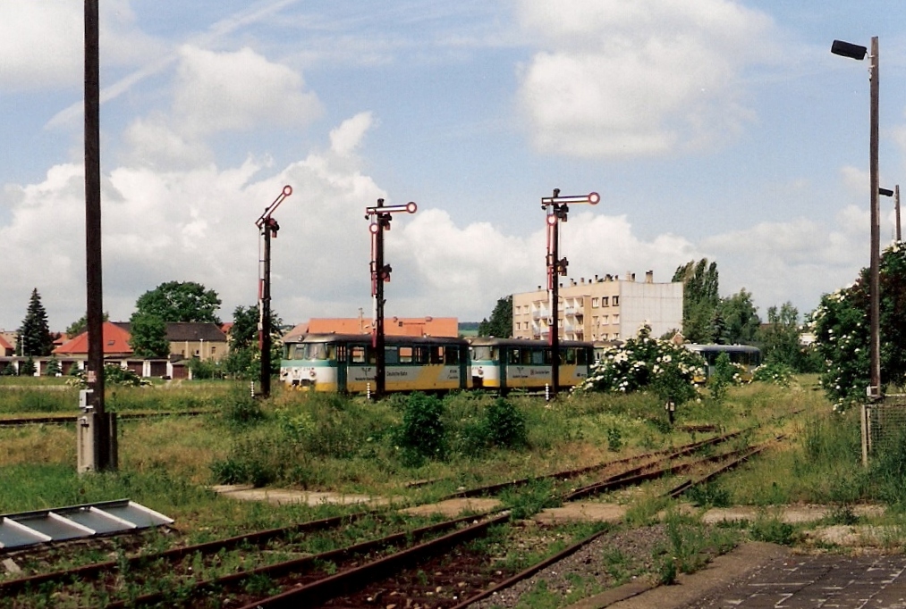 Vier KEG MAN Schienenbusse am 03.06.1998 vermutlich auf �berf�hrungsfahrt nach Karsdorf, bei Ausfahrt in Laucha. (Foto: G�nther Klebes)