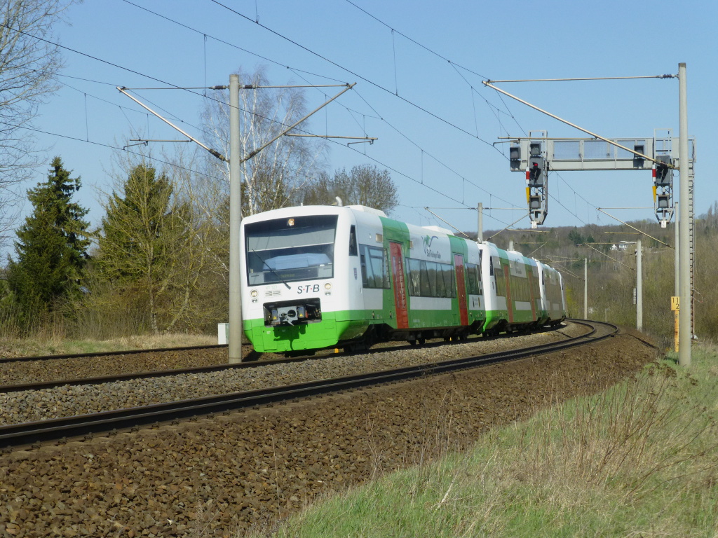 Vier STB-Regioshuttles, dabei Nr. 123 an der Spitze, am 15.4.15 auf dem Weg nach Meiningen.