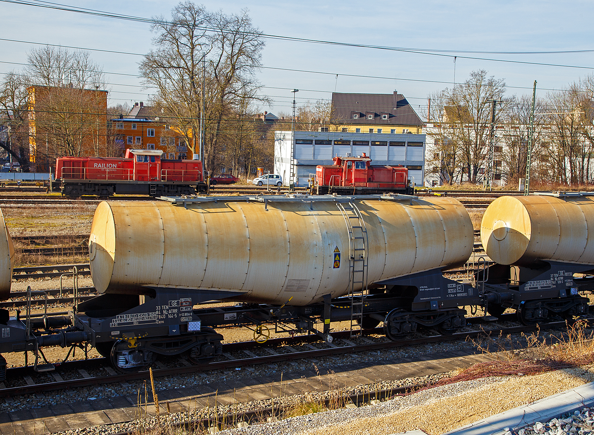 
Vierachsiger-Drehgestell Kesselwagen mit Neigung, speziell für Kreide in flüssiger Form, der Gattung Zacns, 33 84 7840 144-5 NL-ATRR der Wagonvermietungsfirma ATIR-RAIL (Paris) am 08.02.2020 abgestellt im Rbf Augsburg (aufgenommen vom Hbf).

TECHNISCHE DATEN:
Gattung: Zacns
Spurweite: 1.435 mm
Länge über Puffer : 12.800 mm
Drehzapfenabstand: 7.760 mm
Achsabstand im Drehgestell: 1.800 mm
Höchstgeschwindigkeit: 100 km/h (120 km/h leer)
Kleinster befahrbarer Gleisbogen: R 75 m
Eigengewicht: 19.650 kg
Nutzlast: 70,3 t (ab Streckenklasse D3)
Gesamtvolumen: 45.000 Liter
Behälterwerkstoff : Edelstahl  mit Wärmeisolation
Intern. Verwendungsfähigkeit: TEN GE
