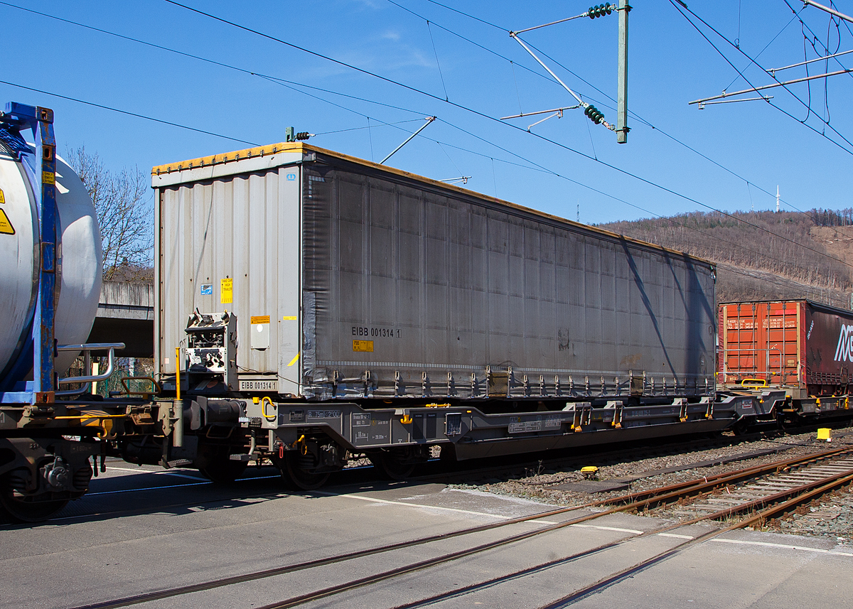 Vierachsiger Drehgestell-Taschenwagen T 5 für den Transport von Sattelaufliegern (Megatrailer) 33 85 4506 725-5 CH-HUPAC der Gattung Sdgnss (T 5) der Hupac Intermodal SA, am 24.03.2021 im Zugverband bei der Zugdurchfahrt in Niederschelden, hier passiert er gerade den Bü 343 (Km 112,183 der Siegstrecke KBS 460).

Vielseitigkeit und Flexibilität sind die zentralen Eigenschaften des neuen Taschenwagens T5. Es handelt sich um einen Wagen neuer Generation für den Transport von Megatrailern und herkömmlichen Sattelaufliegern mit einer Innenhöhezwischen 2,55 und 3,0 Metern. Der Wagen verfügt über einen dreifach höhenverstell-baren Stützbock. Bei einem maximalen Ladegewicht von 68,5 Tonnen kann der T5 auch schwergewichtige Container befördern. Der Einsatz des TaschenwagensT5 erhöht somit die Flexibilität der Zugskompositionen und bietet den Kunden eindeutige Vorteile in Bezug auf die Verfügbarkeit für verschiedene Ladeeinheiten. 

Zu den technischen Innovationen gehört der Stützbock neuer Generation. Er ermöglicht die Sicherung des Königszapfens des Sattelaufliegers ohne Radvorleger innerhalb der Tasche. Ein Crash Element schützt den Königszapfen des Sattelanhängers vor Stößen während der Bahnmanöver.

TECHNISCHE DATEN:
Hersteller: Ferriere Cattaneo, Giubiasco (CH)
Erstes Baujahr: 2005 
Anzahl bei HUPAC: 129
Spurweite: 1.435 mm
Länge über Puffer: 20.000 mm
Drehzapfenabstand: 14.200 mm
Achsabstand im Drehgestellen: 1.800 mm
Ladelänge: 18.650 mm
Eigengewicht: 21.500 kg 
Max. Zuladung bei Lastgrenze S: 68,5 t (ab Streckenklasse D)
Max. Zuladung bei Lastgrenze SS: 58,5 t (ab Streckenklasse C)
Max. Geschwindigkeit: 100 km/h / bei Lastgrenze SS und leer 120 km/h
Kleinster befahrbarer Gleisbogen: R 75 m
Bremse: DK-GP-A
Bremssohle: Jurid 816M
Feststellbremse: Ja 
Intern. Verwendungsfähigkeit: RIV

Quelle: Hupac Intermodal SA, Chiasso (CH)