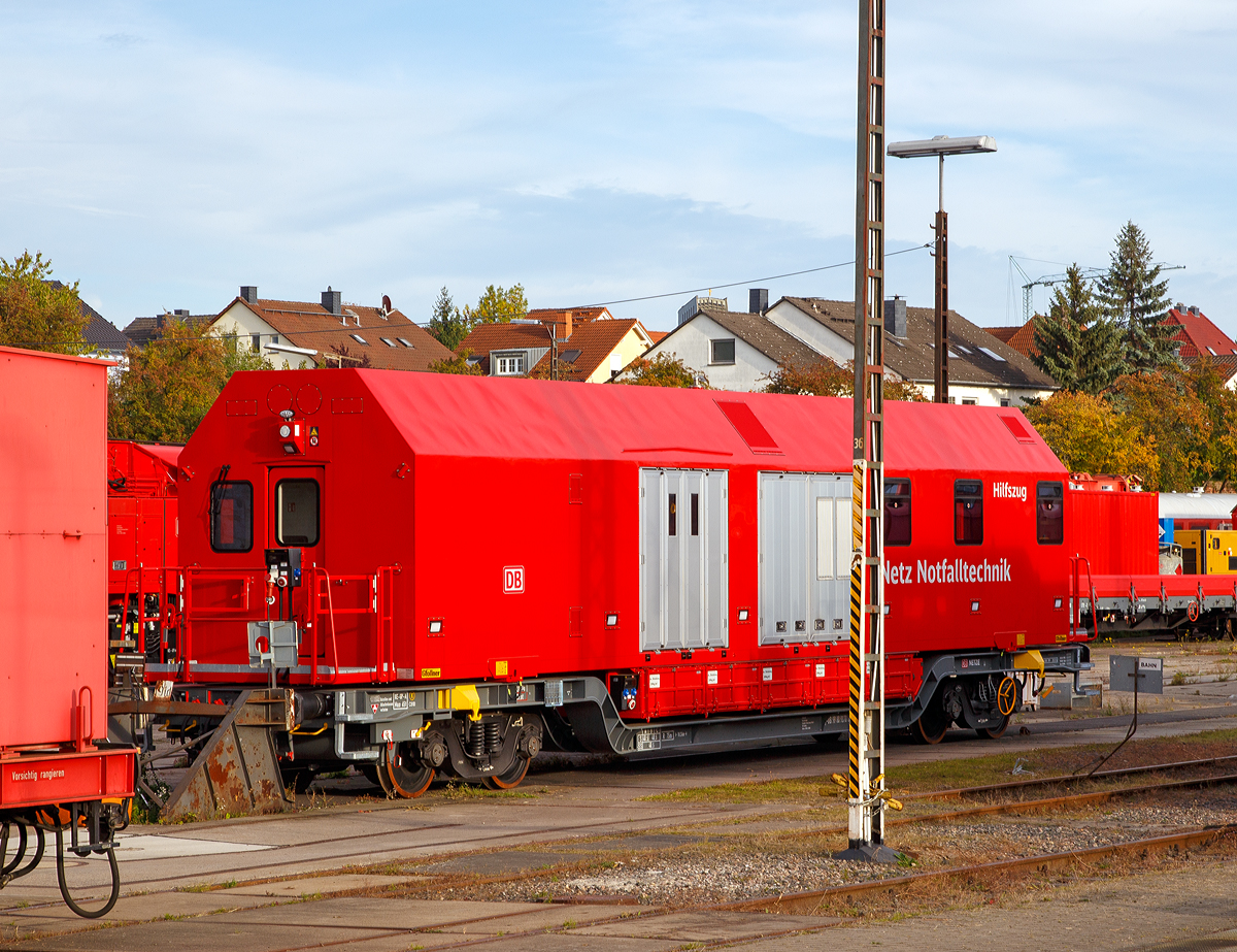 Vierachsiger Hilfszugwagen D-DB  97 80 9 370 002-4 der DB Netz AG Notfalltechnik, Standort Fulda, hier am 05.10.2015 in Fulda.

Die Trgerwagen werden vom slowakischen Fahrzeughersteller Tatravagnka a.s., Poprad (SK) hergestellt, dieser 2014/002, whrend die Wechselbehlter fr die Hilfszugwagen vom sterreichischen Spezialisten fr Fahrzeugbau und Containertechnik Gfllner GmbH, St. Georgen (A) geliefert werden. Die Aufbauten fr die Rettungszge kommen ebenfalls von Gfllner, werden aber von den Drgerwerken AG in Lbeck, die auch schon die Aufbauten fr die Altbauzge hergestellt haben, komplettiert.

Technische Daten:
Spurweite: 1.435 mm 
Lnge ber Puffer: 18.240 mm 
Achsabstand im Drehgestell: 1.800 mm 
Eigengewicht: 23.500 kg 
Max. Zuladung: 48,5 t