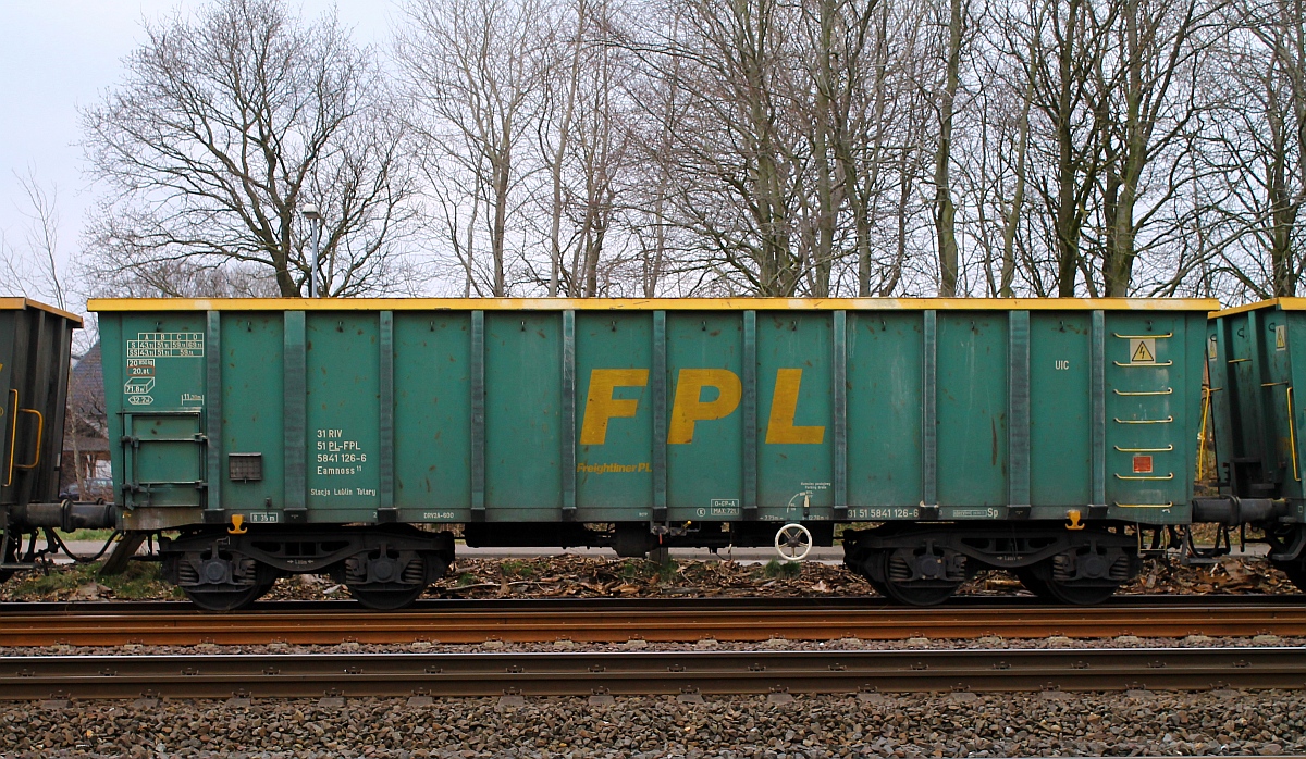 Vierachsiger offener Güterwagen der Gattung Eamnoss 11 des EVU FPL registriert unter 3151 5841 126-6 PL-FPL eingereiht in einen Kalk-Zug, aufgenommen im Bhf Jübek. 23.03.2015