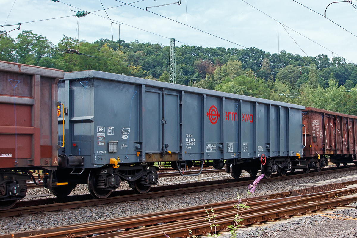 Vierachsiger offener Gterwagen der Gattung Eanos, 37 84 5375 030-9 NL-ERSA der Vermietungfirma Ermewa am 13.08.2020 bei einer Zugdurchfahrt in Betzdorf (Sieg) im Zugverband.

Der Wagen dient in erster Linie fr die Befrderung von Schttgtern und Schrott und ist fr eine Radsatzlast von 22,5 t berechnet. 

TECHNISCHE DATEN:
Spurweite: 1.435 mm (Nornalspur)
Achsanzahl: 4 in zwei Drehgestellen
Lnge ber Puffer: 15.740 mm
Drehzapfenabstand: 10.700 mm
Achsabstand im Drehgestell: 1.800 mm
Ladelnge: 14.500 mm
Ladeflche: 39,4 m
Laderaum:  82,5 m
Trffnung (B  H): 1.800  1.800 mm
Hchstgeschwindigkeit: 100 km/h (beladen) / 120 km/h (leer)
Maximales Ladegewicht: 67,5 t (ab Streckenklasse D)
Eigengewicht: 22.500 kg
Bremse: DK-GP
Handbremse: Fbr
Verwendungsfhigkeit: TEN GE
