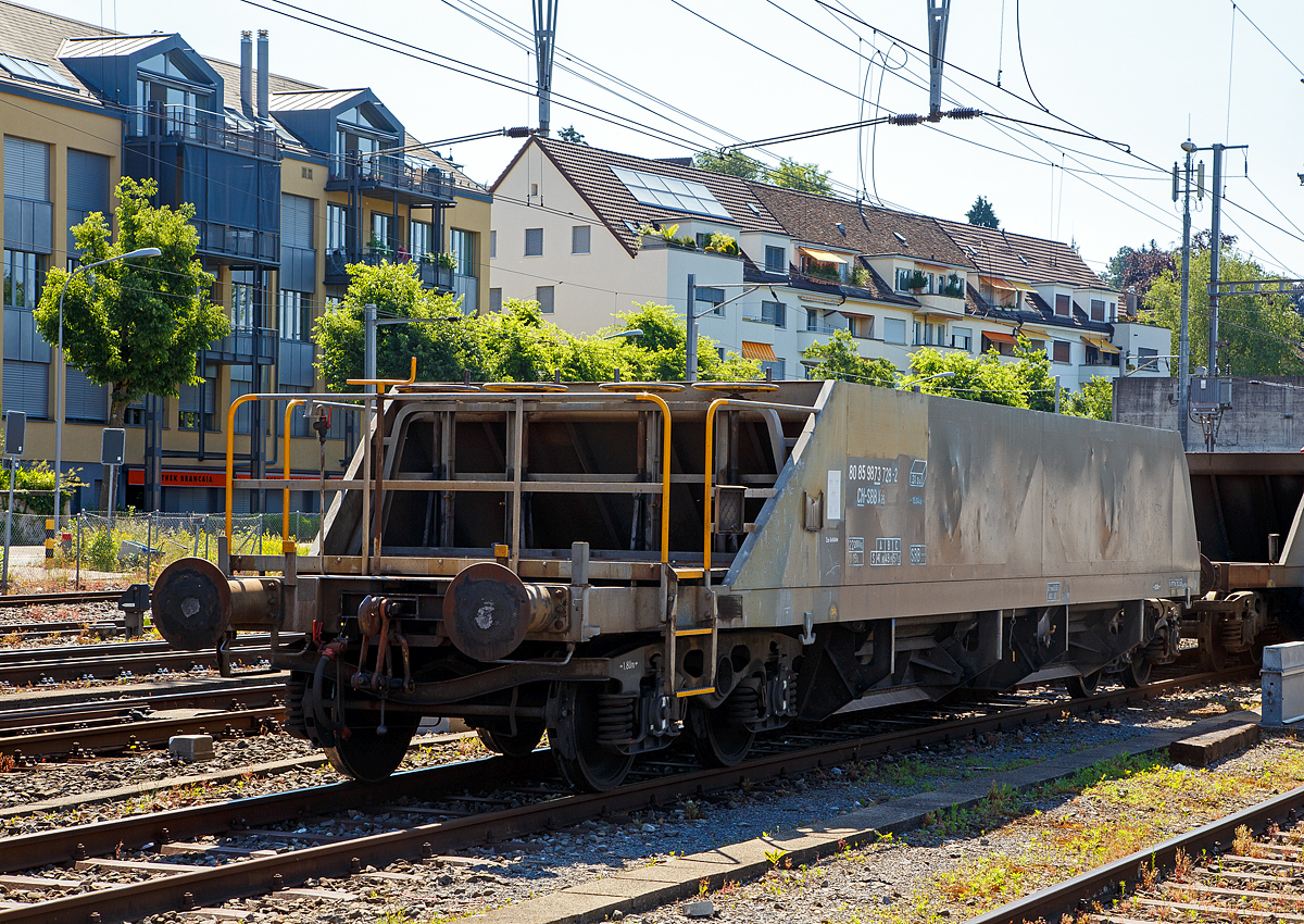 Vierachsiger SBB Drehgestell Schotterwagen (Schwerkraft-Selbstentladung) mit einer Brems- und Bedienbühne, 80 85 9873 728-2 CH-SBB, der Gattung Xas, der SBB Infrastruktur, abgestellt am 07.06.2015 beim Bahnhof Zürich-Tiefenbrunnen.

TECHNISCHE DATEN:
Hersteller: Josef Meyer AG, Rheinfelden
Spurweite: 1.435 mm (Normalspur)
Anzahl der Achsen: 4
Länge über Puffer:15.040 mm
Drehzapfenabstand: 10.000 mm
Achsabstand im Drehgestell: 1.800 mm
Eigengewicht: 22.200 kg
Zuladung bei Lastgrenze S: 57,8 t (ab Streckenklasse C)
Max. Ladevolumen: 31 m²
Bremse: O-GP-A max. 58 t
Zulassungen: SBB / SNCF
